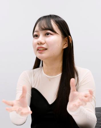 　インタビューに答える鈴木愛美