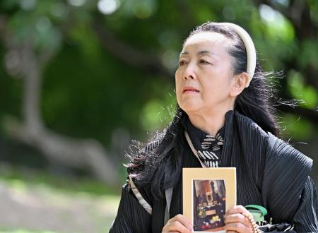 　日本人墓地を訪れる五大路子さん＝８月、マニラ郊外モンテンルパ（共同）