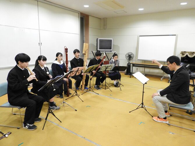 自身も「花村賞」を獲得している菅さん（右端）から演奏の細かい指導が入ります