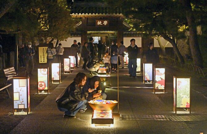 足利銘仙柄のあんどんの光に照らされる足利学校＝５日午後６時25分、足利市昌平町