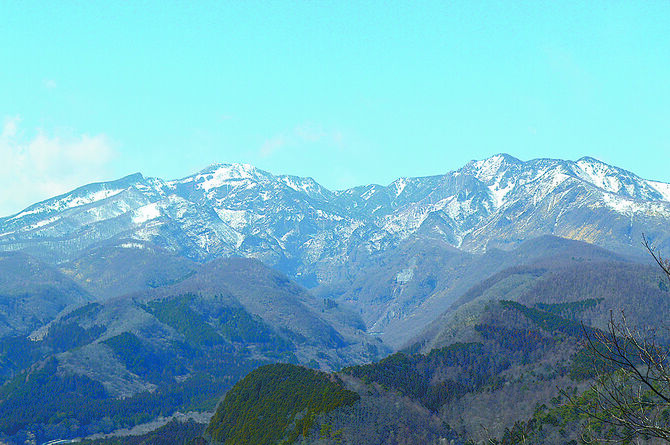 眼前に日光連山・女峰山、赤薙山の雄大な風景が迫る山頂北端