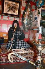 写真集めくり紫煙味わう