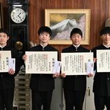 踏切に異変、中学生４人が誘導に尽力　ＪＲが感謝状　１人30台以上声かけ、ボードで周知…学校にもお礼の声相次ぐ