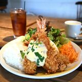 心躍る量のエビフライ ワンプレートランチ LOCAL RESTAURANT HUT(宇都宮)