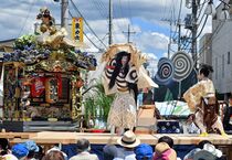 絢爛豪華に山あげ祭開幕　那須烏山