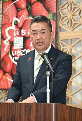 定例会見で全庁的に取り組むクマ対策について説明する松井市長=27日午前、鹿沼市役所