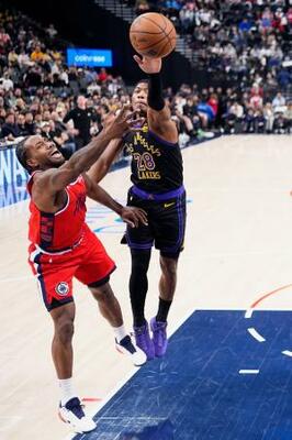 クリッパーズ戦でレナードをマークするレーカーズの八村(右)=イングルウッド(AP=共同)