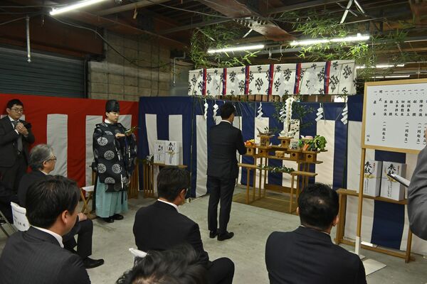 中村第一ビル解体工事の安全を祈念する関係者＝15日午前、宇都宮市