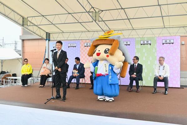 足利市のソースグルメをＰＲする早川市長