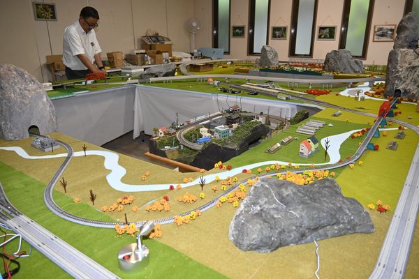 上三依塩原温泉口駅の駅舎内に設けられたＮゲージのコース