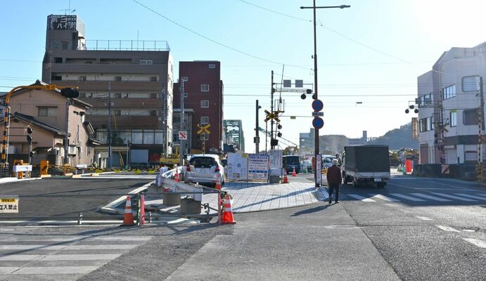 中橋の取り付け道路の高架化に伴い、右側の踏切は廃止され、左側に踏切を新設する