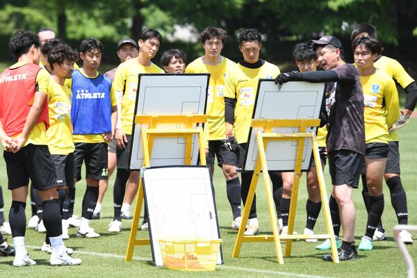 山口戦に向け、戦術を確認する栃木ＳＣ＝河内総合運動公園陸上競技場
