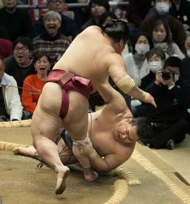 　豊昇龍（奥）がはたき込みで大栄翔に敗れる＝エディオンアリーナ大阪