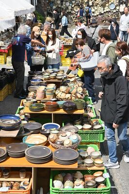 ずらりと並んだ陶器を品定めする買い物客ら＝29日午前９時30分、益子町益子