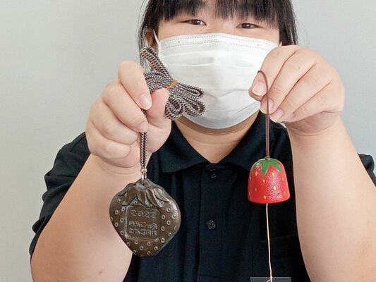 イチゴをかたどった天明鋳物のメダル（左）と風鈴