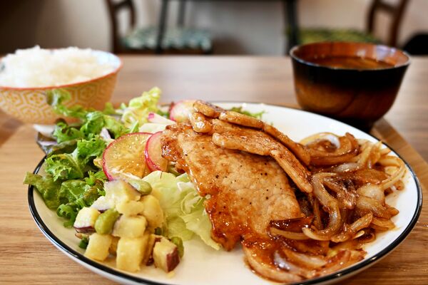 上品な脂とニンニクの甘みが特徴の焼き肉ランチセット