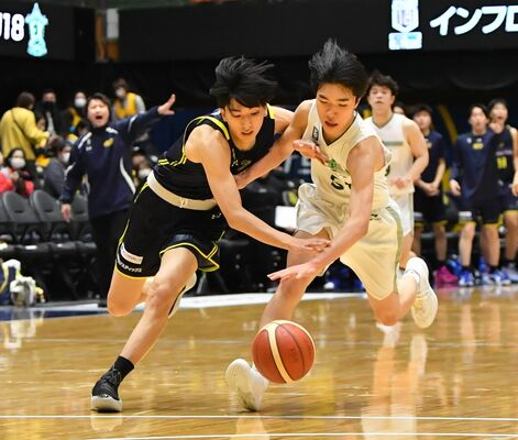 第４クオーター、ブレックスの小川（中央左）がスチールし、ファウルをもらう＝ブレックスアリーナ宇都宮、鈴木久崇撮影