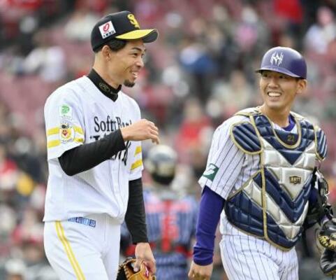 選手会主催トライアウトでの投球を終え、笑顔を見せる又吉克樹投手(左)=マツダ