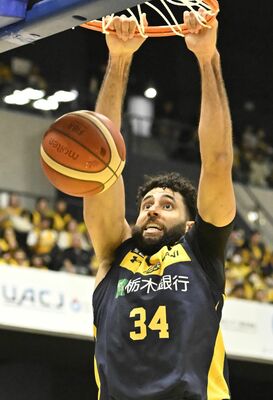 第３クオーター、ブレックスのジェレットがダンクシュートを決める＝日環アリーナ栃木、鈴木久崇撮影