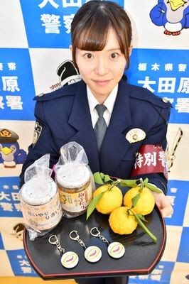 トウガラシのイラストが入った反射材と、譲り合い運転を呼びかけるチラシ付きの「柚子切りご飯の素」