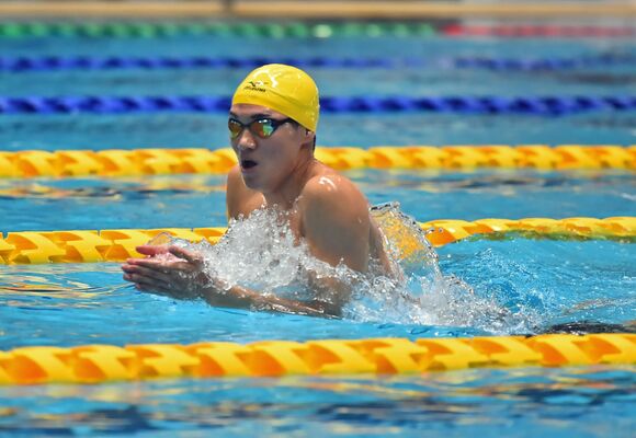 競泳男子４００メートル個人メドレーで優勝した松下（宇南）の平泳ぎ＝北海道立野幌総合運動公園水泳プール