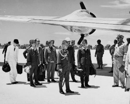 マニラ会談へ向かう使節団(手前中央が河辺虎四郎中将、その手前右が大竹貞雄少尉)=1945年8月19日、沖縄・伊江島(米海軍歴史・遺産コマンドのアーカイブより)