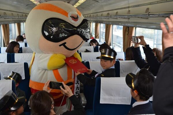 ＳＬ大樹の車内で「日光仮面」から卒園証書を受け取る園児