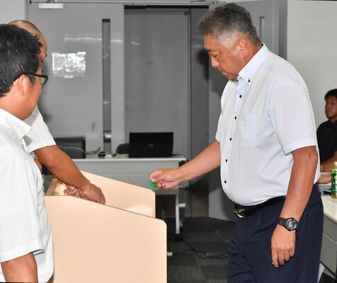 抽選札を引く前回優勝の矢板中央の高橋監督＝ユウケイ武道館