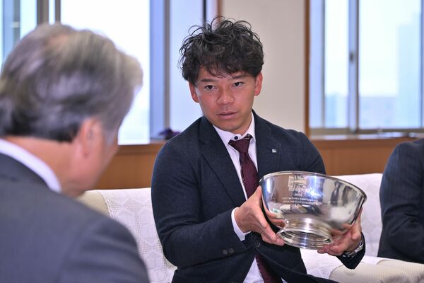 全米オープンの優勝杯を福田知事（左）に披露する真田選手＝県庁