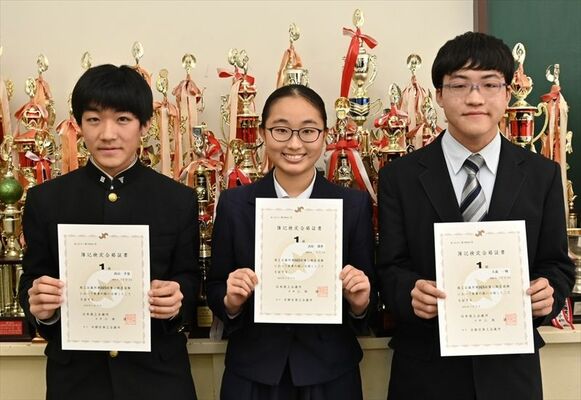 日商簿記１級に合格した（左から）高山さん、高松さん、大森さん