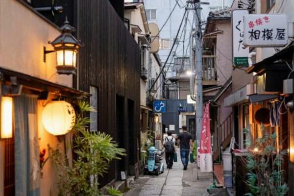 　石畳の路地＝東京都新宿区