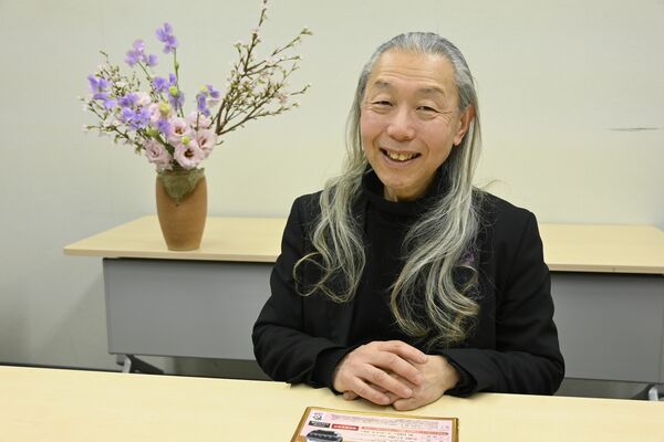 取材に応じる假屋崎さん