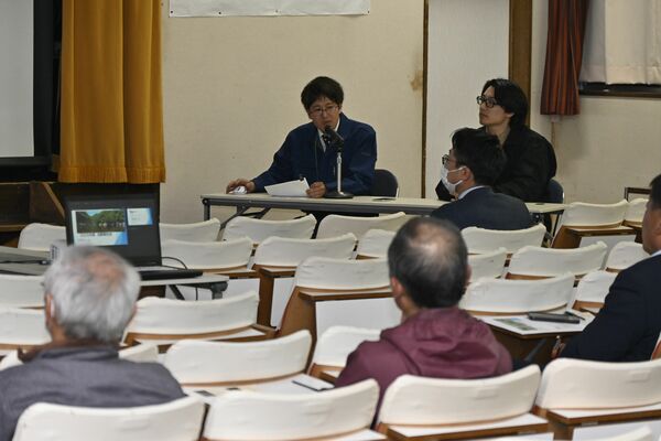 １年間の活動を振り返る大嶋さん（奥左）と長岡さん（同右）