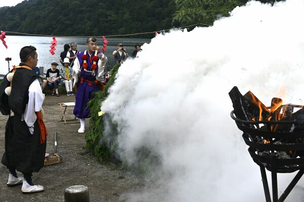 湯ノ湖畔で行われた「採燈大護摩供」