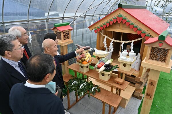 関係者にお披露目された「いちご神社」本殿