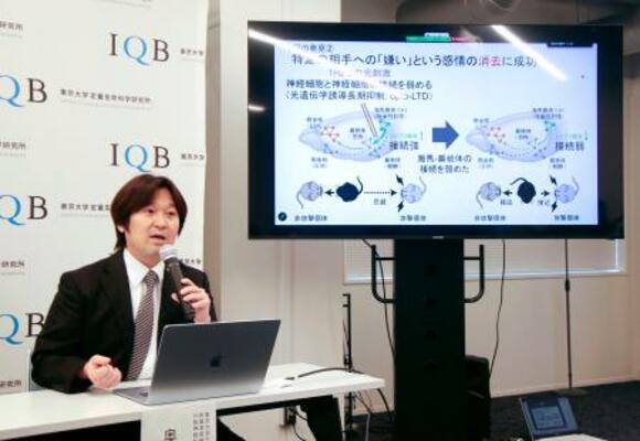 記者会見で研究について説明する東京大の奥山輝大教授=3日、東京都文京区