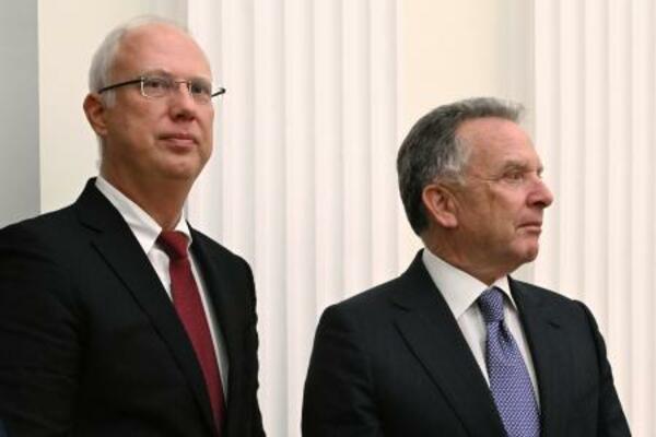 　米国のウィットコフ和平交渉担当特使（右）とロシアのドミトリエフ大統領特別代表＝２日、モスクワ（ＡＰ＝共同）