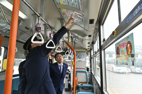 車両内に掲示された広告を確認する内覧式出席者＝31日午後、宇都宮市