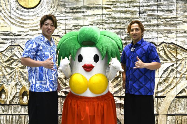 栃木県民感謝ウィークをアピールする来寿さん（左）ら＝９日午後、下野新聞社