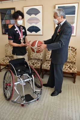 福田知事（右）とバスケ談義に花を咲かせる高松選手＝20日午前、県庁