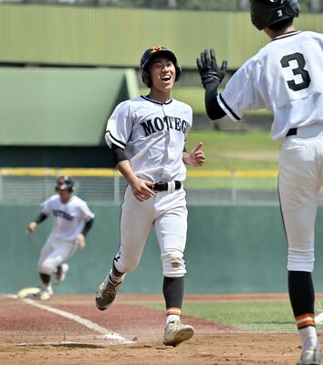 ４回、茂木・手塚の右越え適時三塁打で三走の河又（中央）がホームイン＝清原