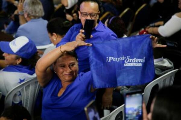 ホンジュラス大統領選でアスフラ氏の「勝利」を喜ぶ支援者ら=24日、テグシガルパ(ロイター=共同)