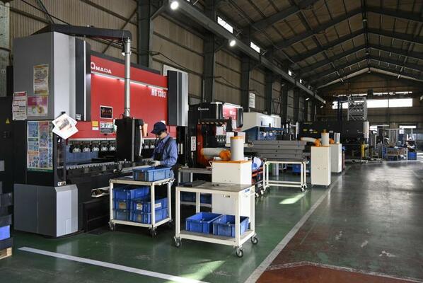 原材料費やエネルギー費の高止まりが影を落とすスズテックの生産現場＝１７日午後、宇都宮市