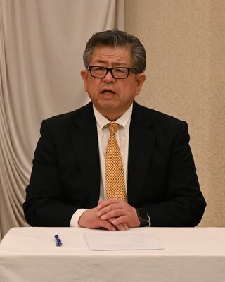 立候補を正式表明する鈴木氏＝16日、佐野市内