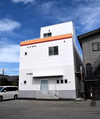 ２階に清涼飲料水製造ラインを備えた月星食品第４工場＝足利市