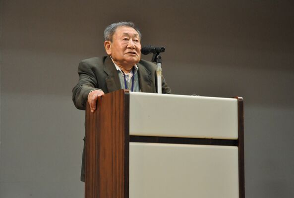 最後のあいさつをする田中正造大学の坂原事務局長＝27日午後、佐野市金井上町