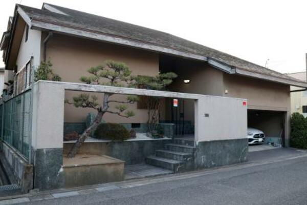 　女性の遺体が見つかった住宅＝４日午後５時１２分、堺市（表札と車のナンバーにぼかしを入れています）