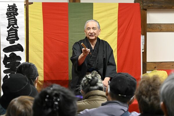 観光まちづくりセンターで開かれた秋山さんを追悼する落語会