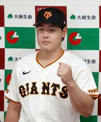 　月間ＭＶＰを受賞した巨人・岡本＝東京ドーム