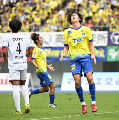 後半14分、栃木ＳＣのＦＷ太田（右）がシュートを外し天を仰ぐ＝カンセキスタジアムとちぎ、森田大地撮影